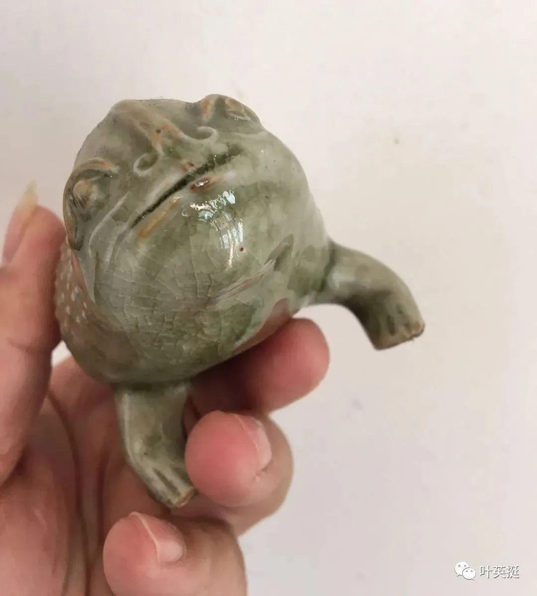 文房撷趣宋代龙泉青瓷蟾蜍砚滴