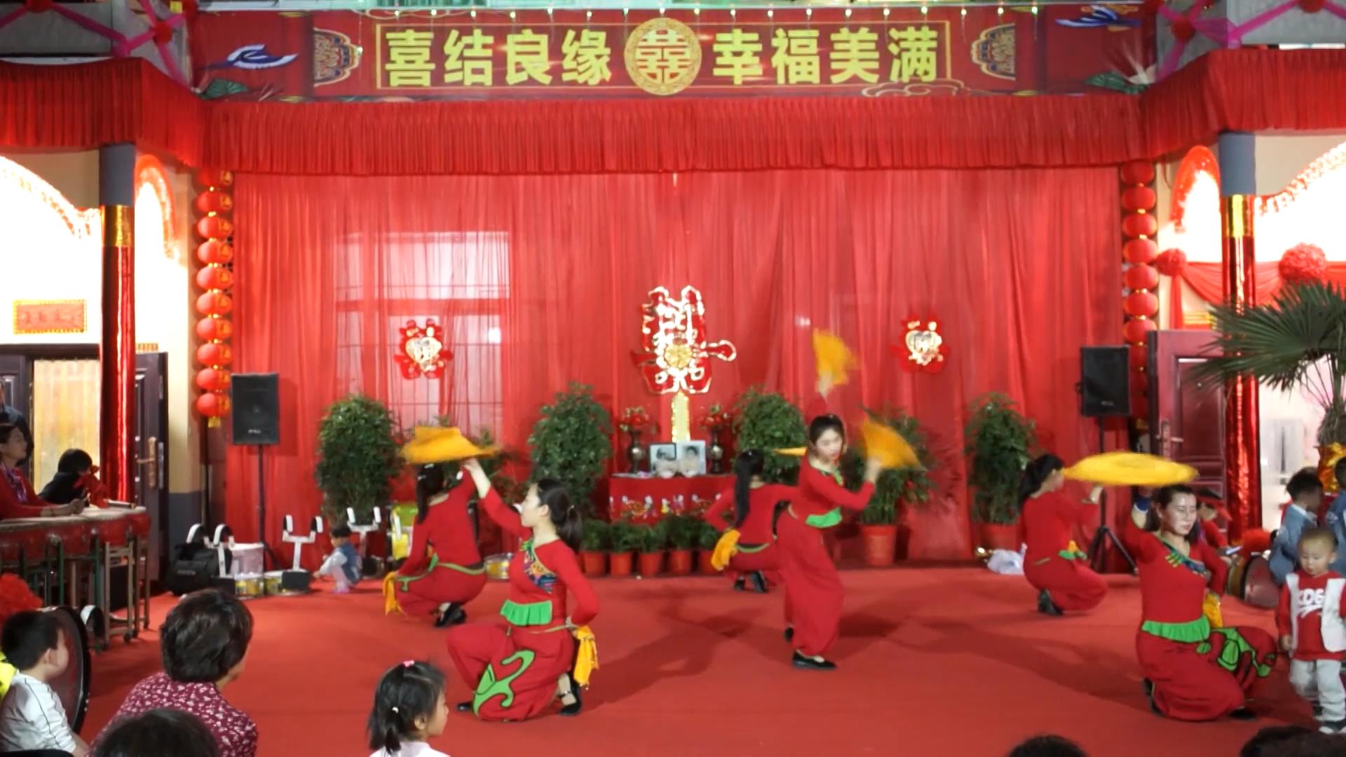 山西运城农村结婚乐队美女舞蹈晚会演出现场陕北风格一样美