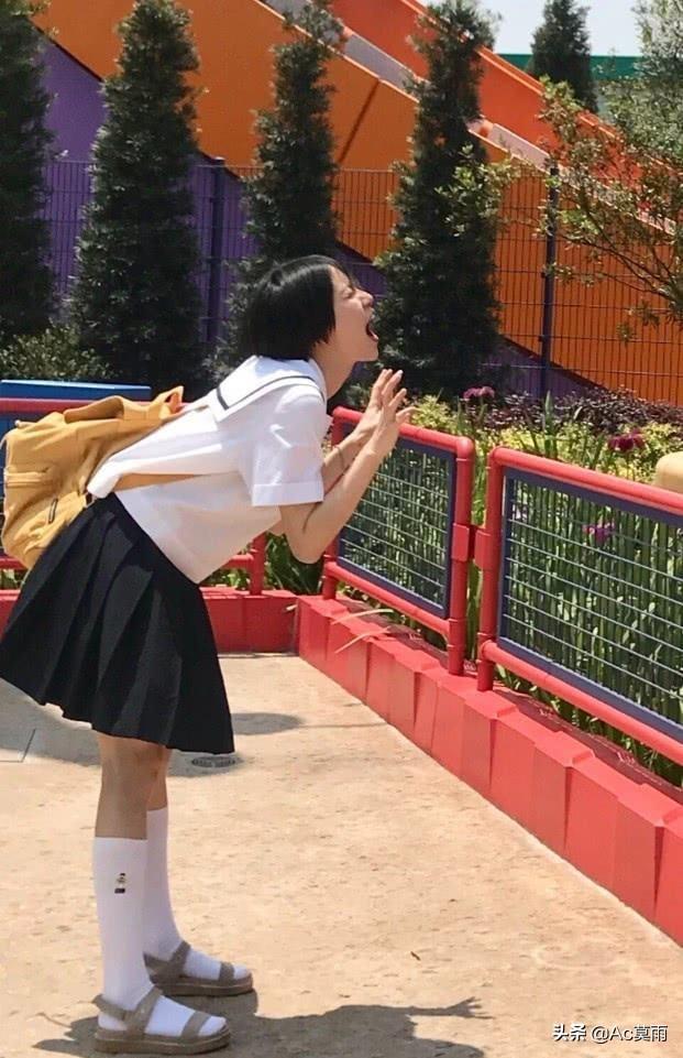 诸葛大力穿校服配"液体牛奶袜",当膝盖靠拢时,这腿真的有点弯