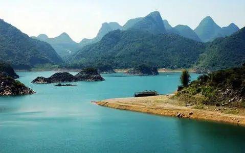 桃花湖位于清远市清新县浸潭镇,距离东莞3个半小时的车程,周边有二十