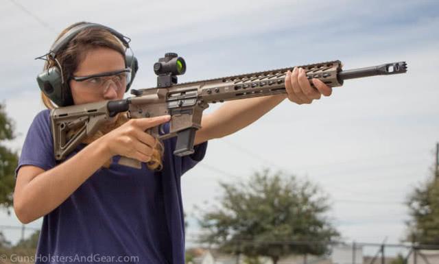 美国疫情来袭,硬核社区封控:家家有枪人人巡逻,退伍兵指挥作战_牛仔