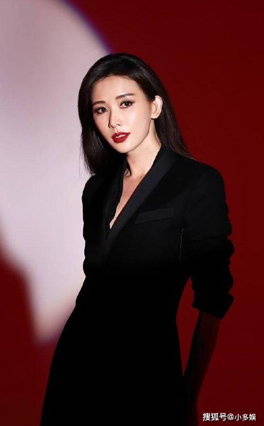 这就是婚后林志玲的状态了,身穿一袭黑色西装裙现身,裙装全黑色设计给