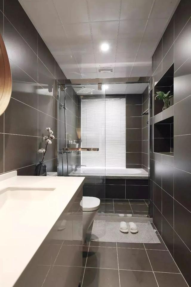 墙上掏个洞卫生间全部的东西都放得下看看到底有多实用