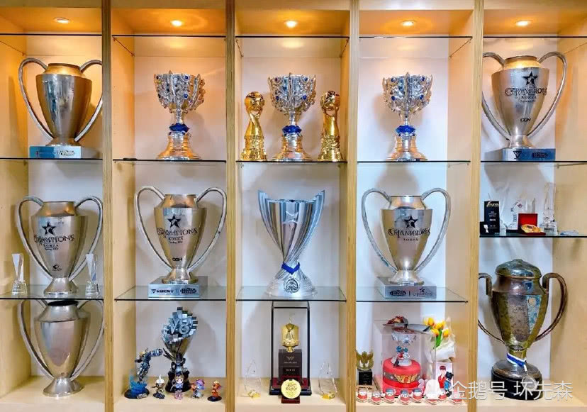 faker职业生涯有多辉煌五次夺得世界冠军奖杯摆满整个荣誉墙