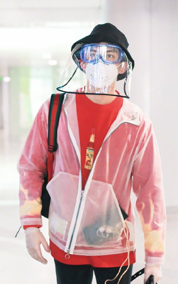21岁吴磊复工装备太抢镜,穿戴防护"五件套",长得帅就是任性