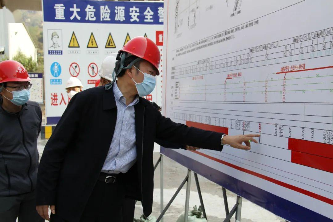 李华伟陪同熊春庚调研玉磨项目部