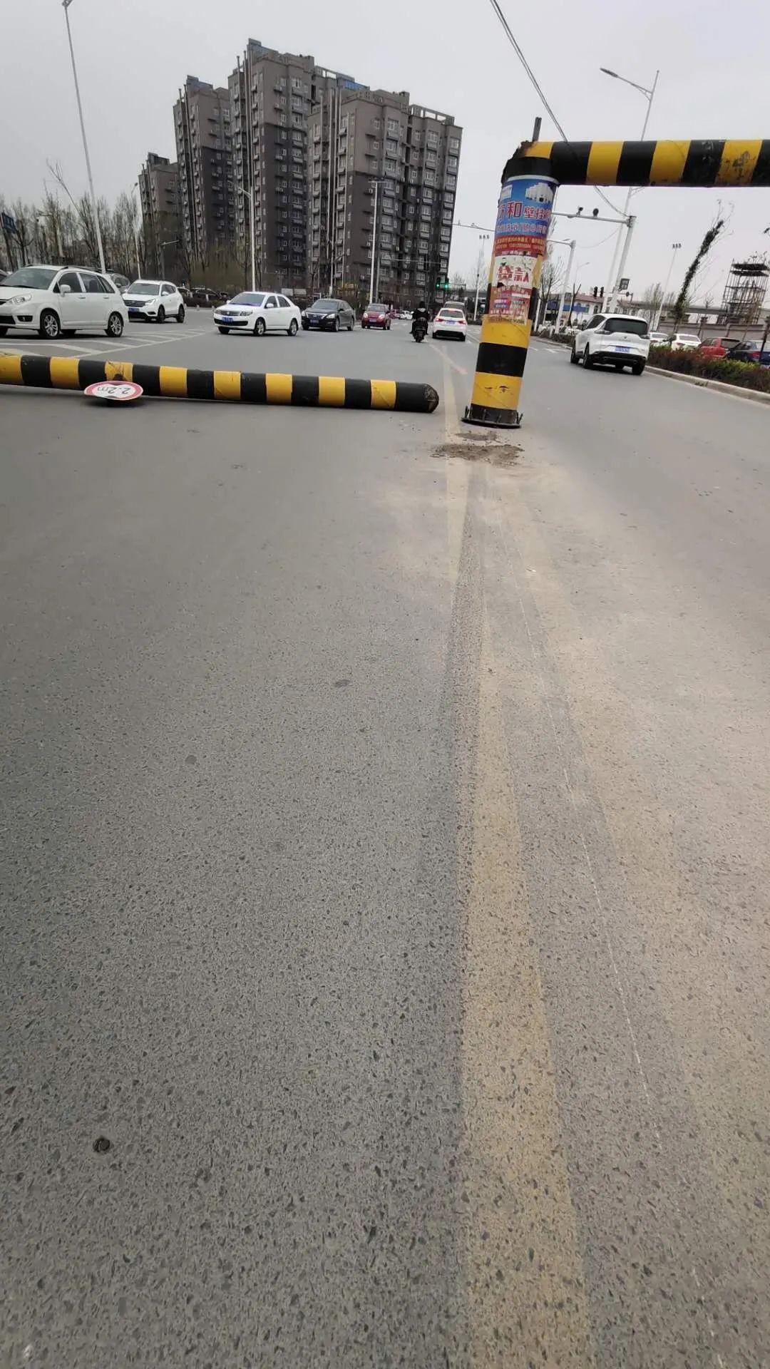 这车开的有点牛!友谊新村西边限高杆被撞出一米多远