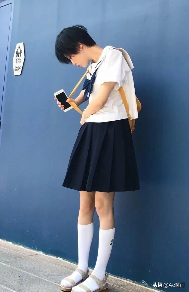 诸葛大力穿校服配"液体牛奶袜",当膝盖靠拢时,这腿真的有点弯