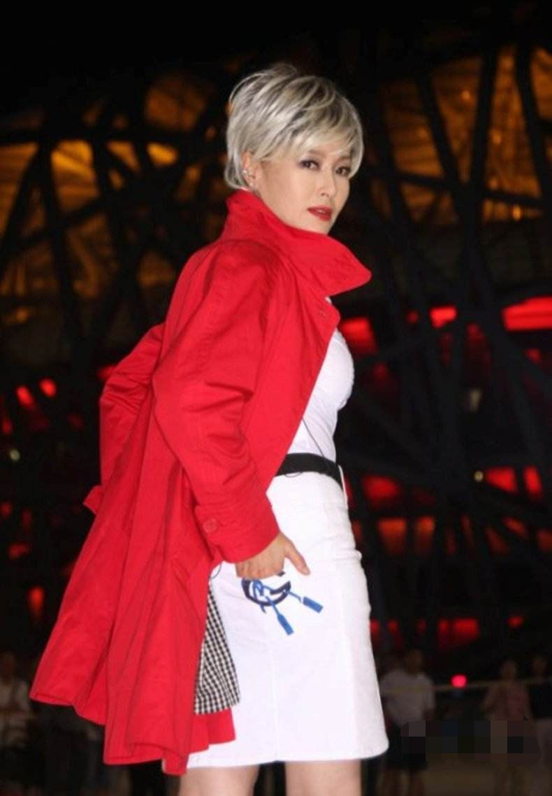 万梓良前妻太会保养,穿红色外衣搭配眼镜,62岁美得认不出_朱凯莉