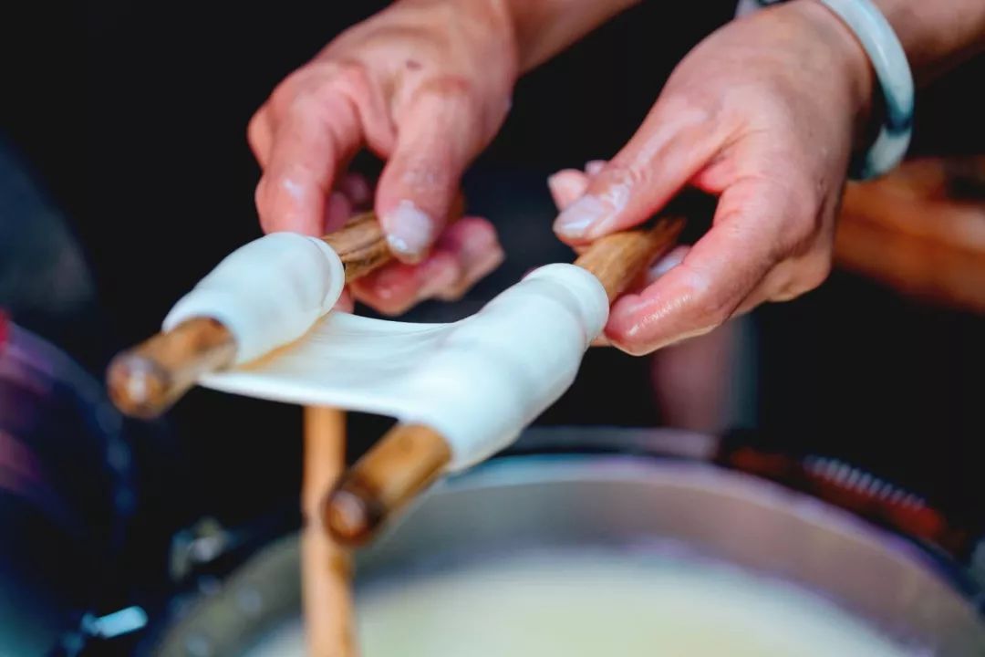 乳扇制作过程乳扇,是大理很受欢迎的一种特产.