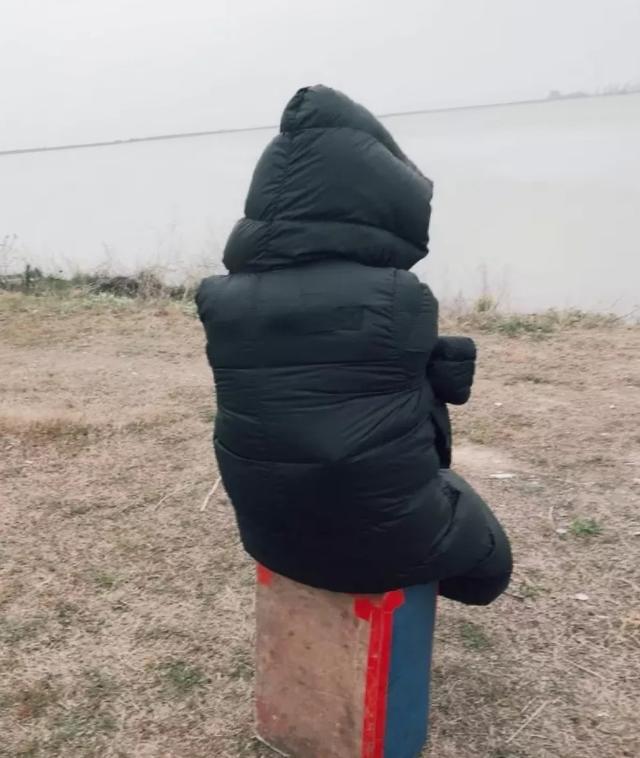 原创李沁拍戏变落汤鸡五官精致眼眸清新裹羽绒服也挡不住美颜暴击