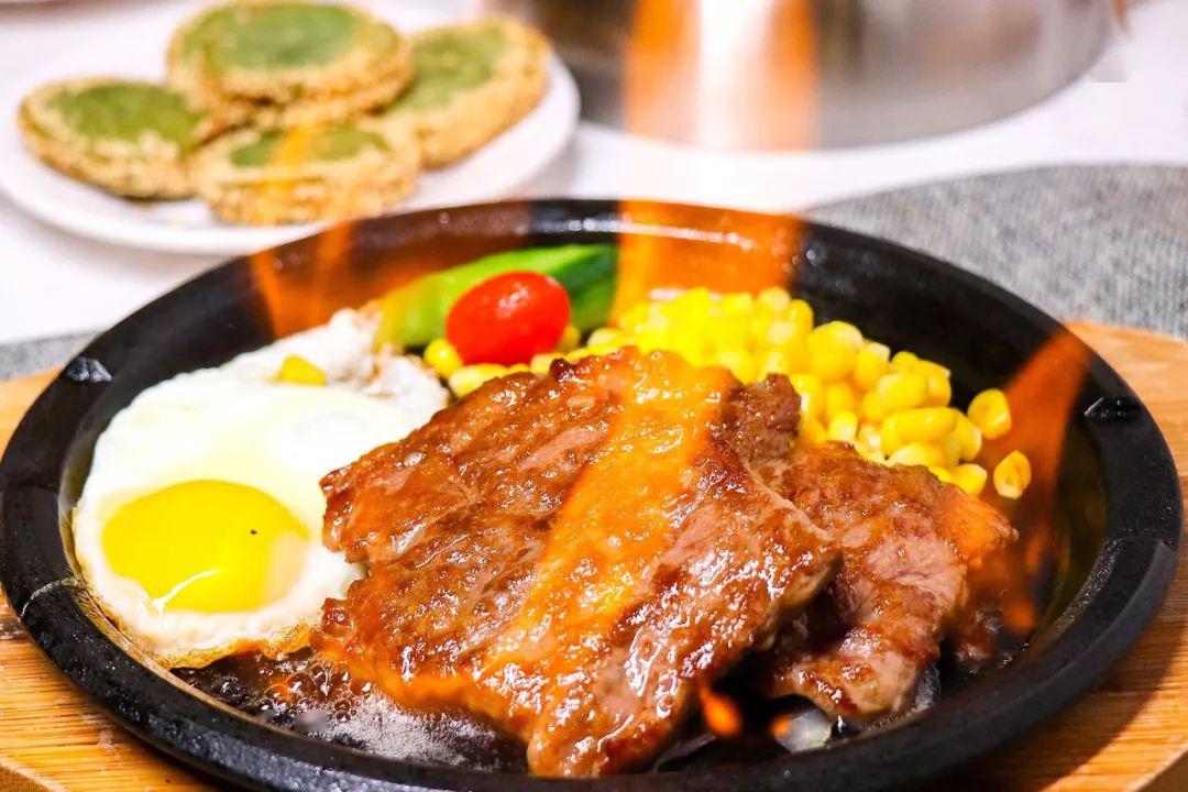 牛排在铁板上滋滋响,大约持续了10秒后,火焰开始慢慢熄灭.