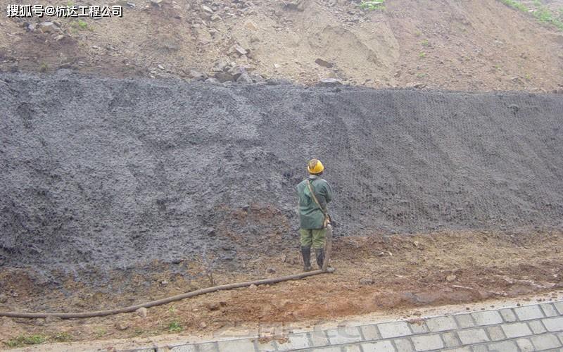 公路,铁路工程及矿山的岩质边坡一般设计坡度都在1:0.
