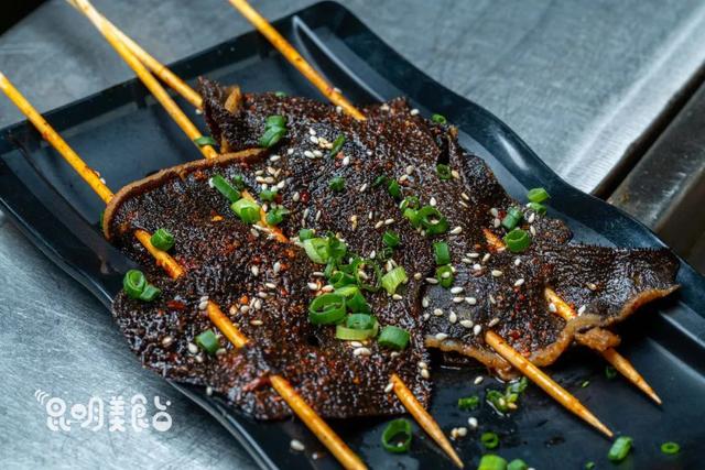 原创昆明一宾馆楼下的烧烤店这几天人满为患食物让人吃惊