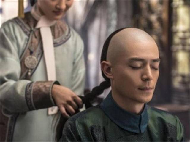 当时清朝最后被满族所统治着,当朝的皇帝要求国内的男子将头发给剃掉