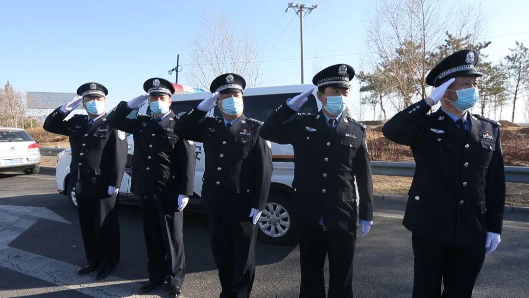 朝阳公安以最高礼遇接第二批驰援武汉英雄回家!_白衣战士