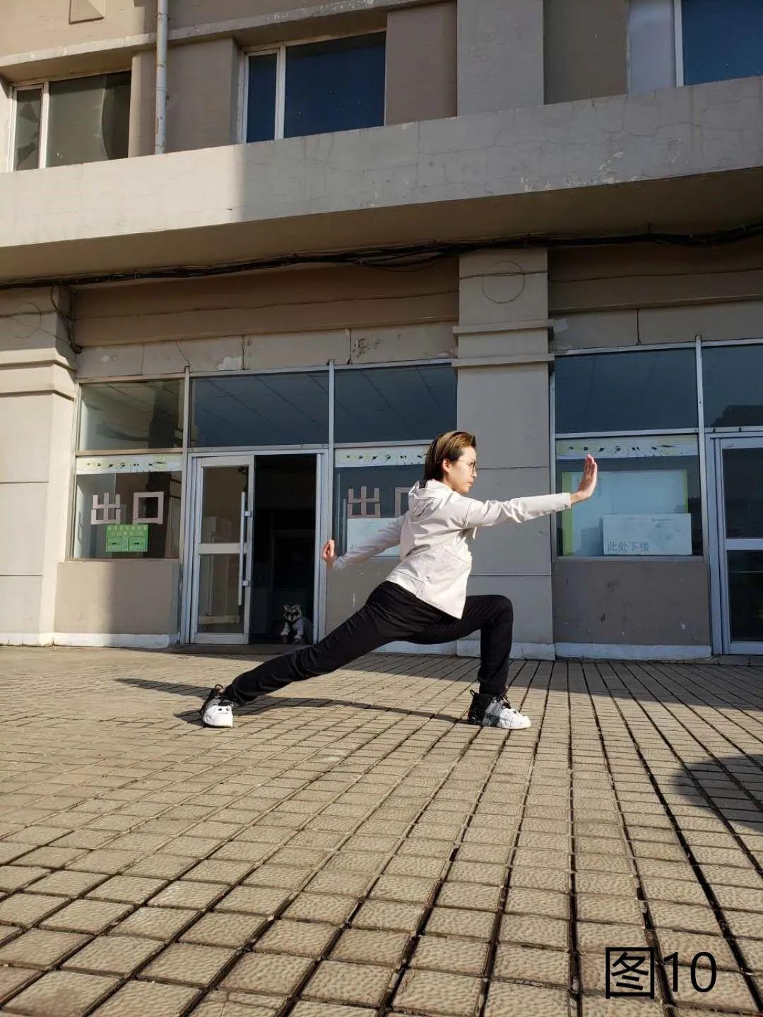 第一段第八动动作:马步架掌