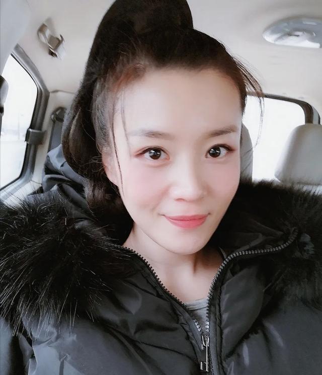 偏心的丁嘉丽为儿子入学下跪求人和女儿15年只见过两面