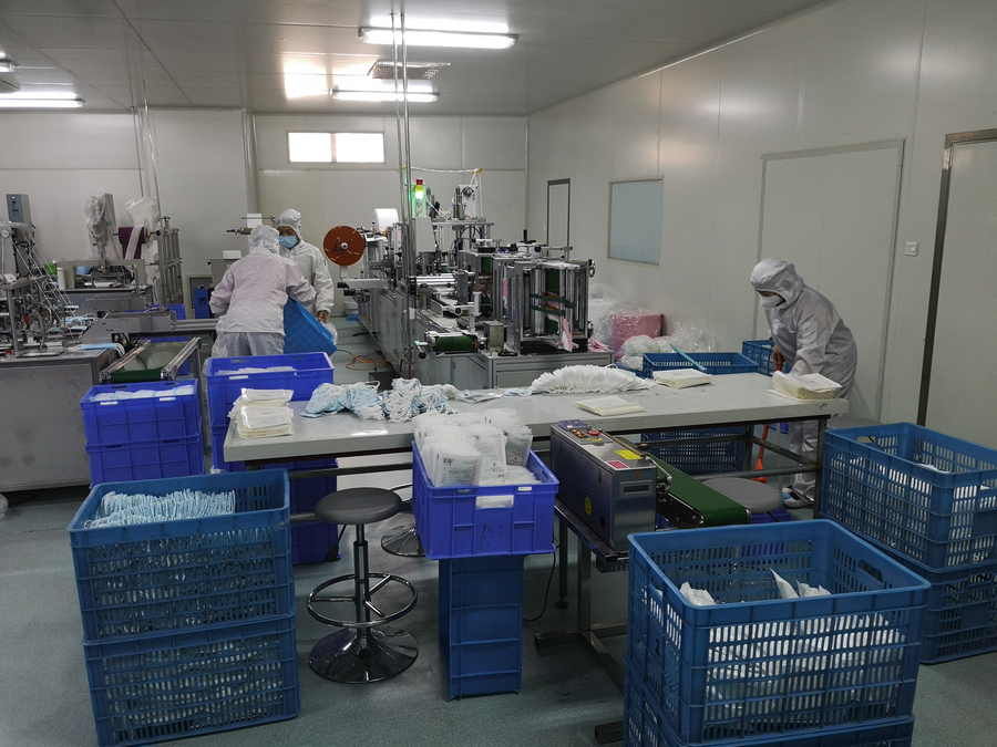 杭州江干助力抗疫复工复产口罩厂加班生产供不应求
