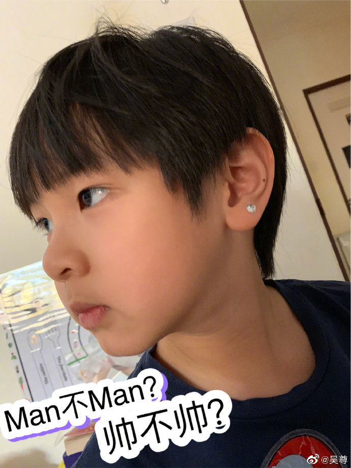 吴尊晒儿子近照max耳朵贴耳钉超帅气6岁多已长出大长腿