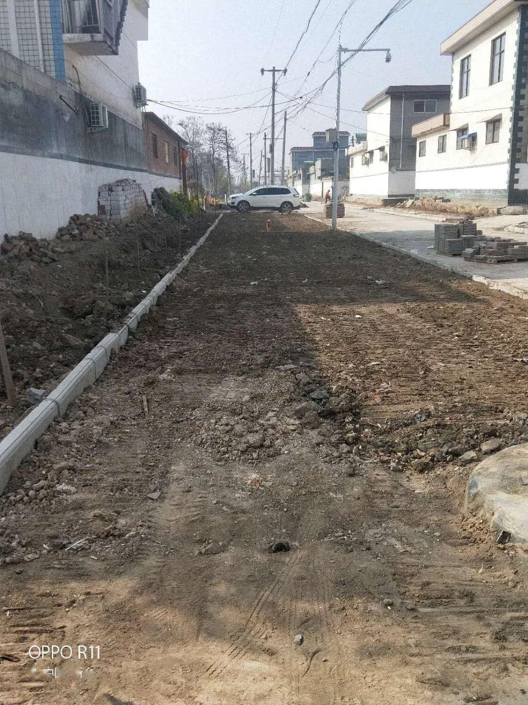 镇党委书记王长海,副书记张丽在大块村入户了解党员联户工作,询问联户