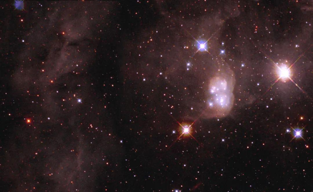 10万倍包含数十颗极热恒星的密集结该云直径约200光年哈勃-v是星系ngc