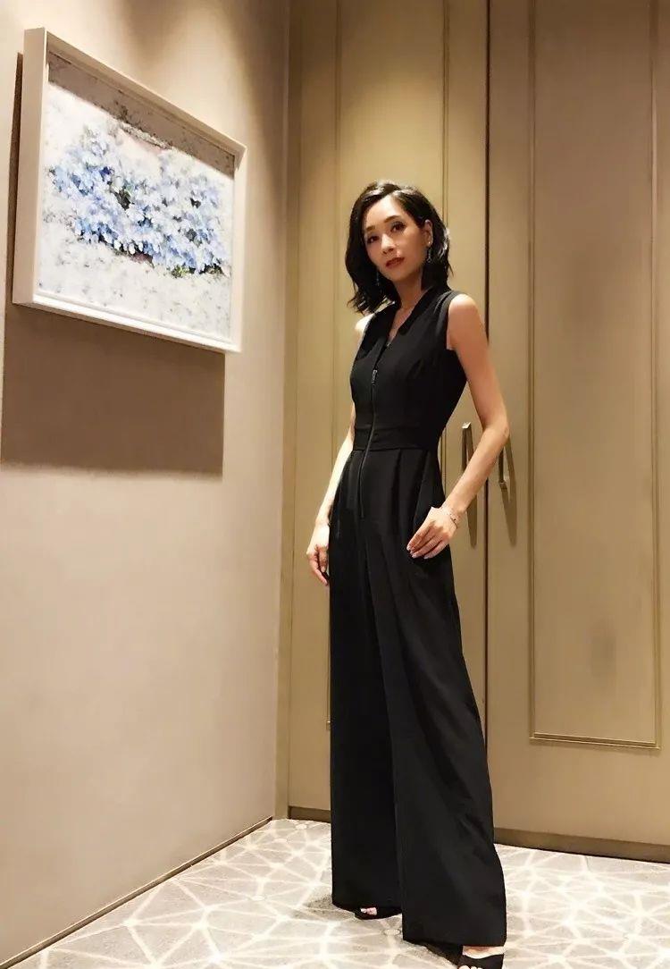 杨恭如看起来非常利落大女人,黑色的连衣裤凸显出了她的小蛮腰大长腿