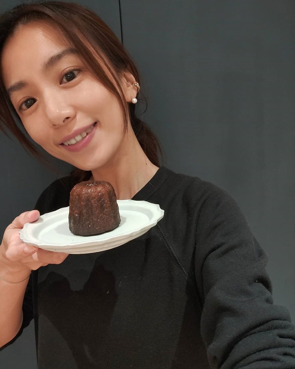 近日,hebe田馥甄在个人社交网站晒出在家做甜品的照片,并发文:"已验证