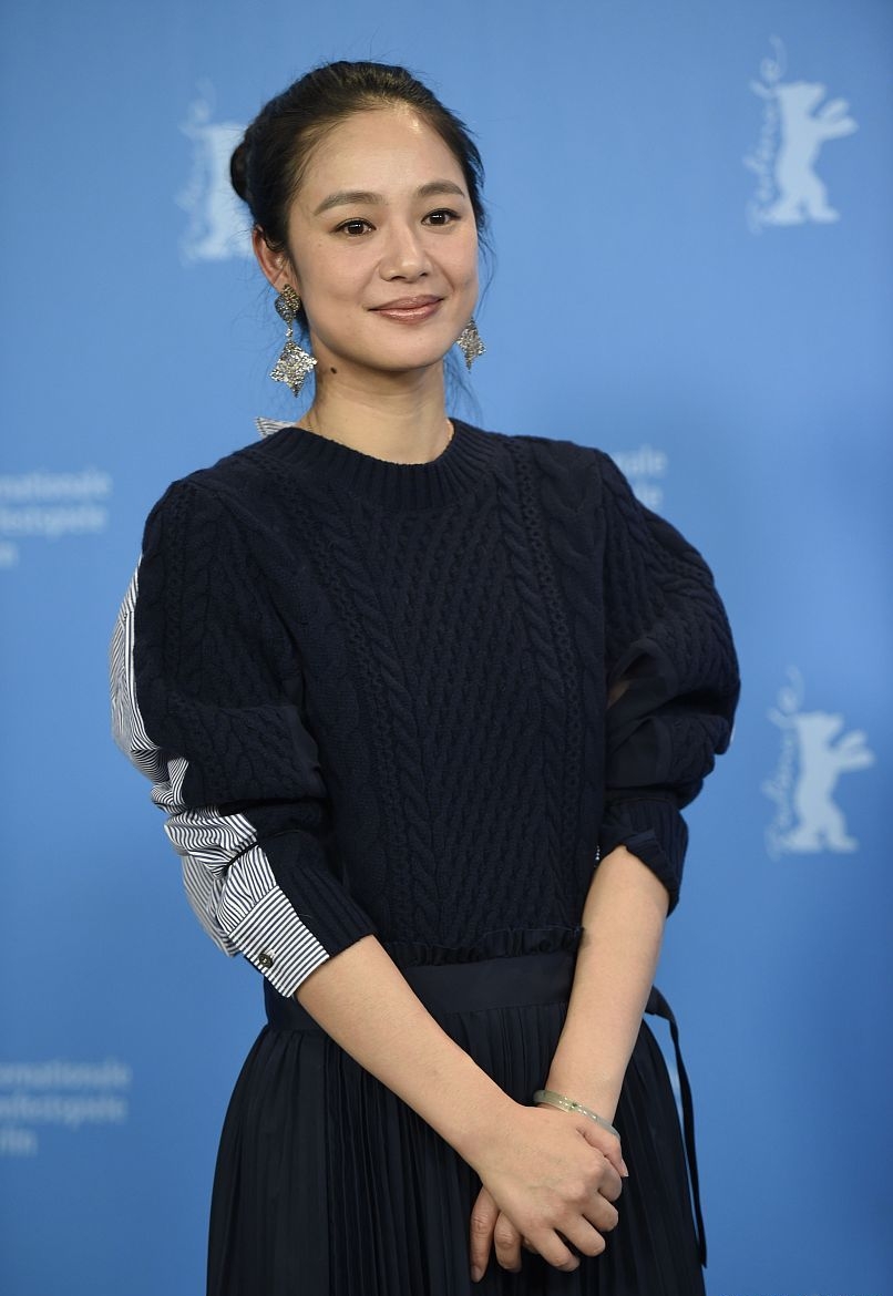 41岁周韵越活越年轻,一身蓝色系美回少女时代,姜文真捡到宝了