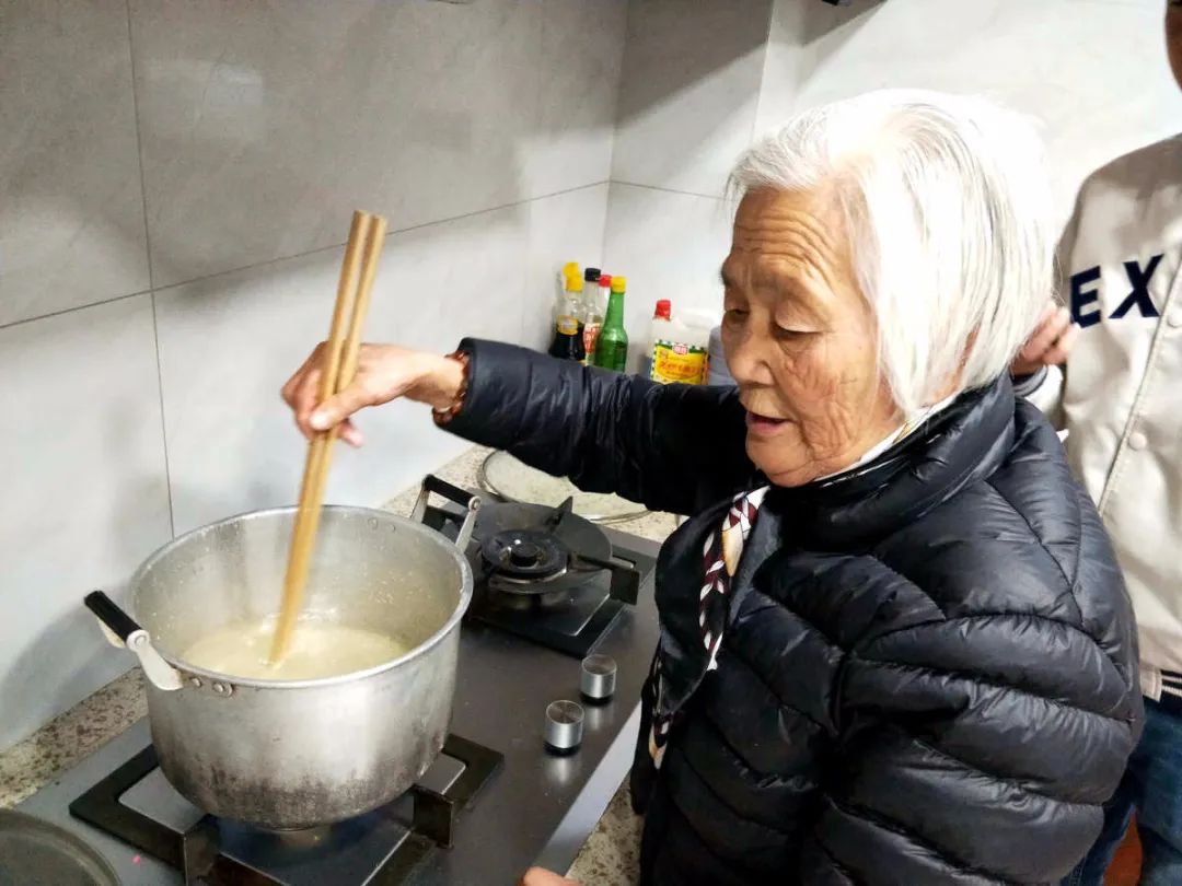 打了80多年的白糖看孩子吃得乐呵象山96岁老太笑开了花