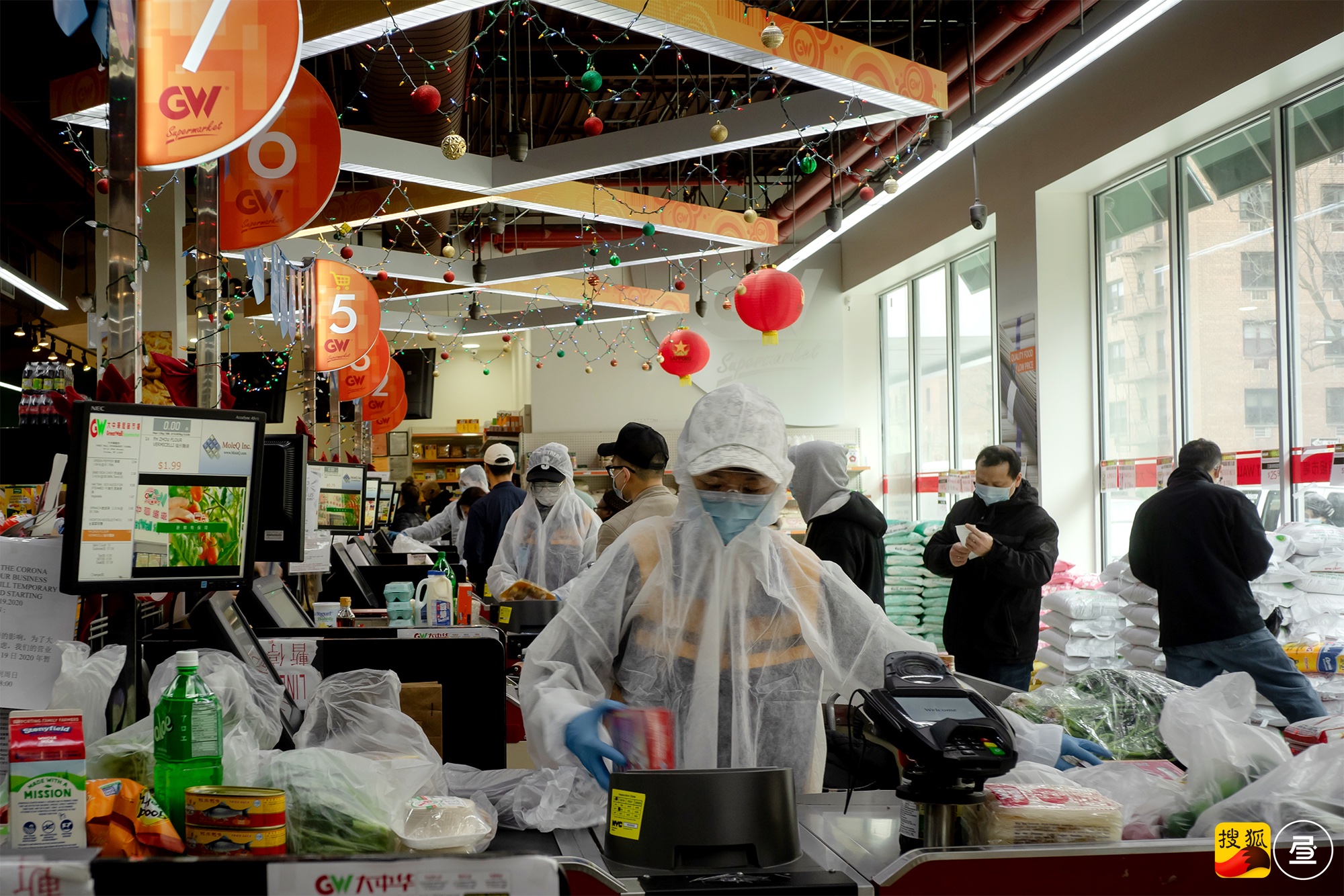3月20日,法拉盛华人超市内选购手纸的顾客