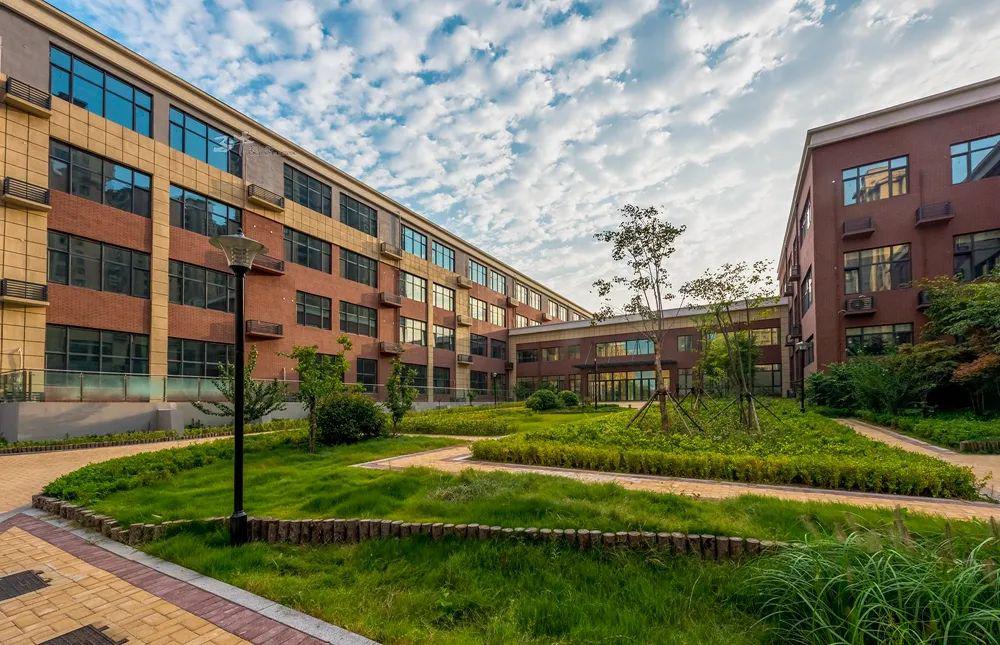 李沧新校抢先看伍青岛大枣园小学恒新理念下的幸福校园