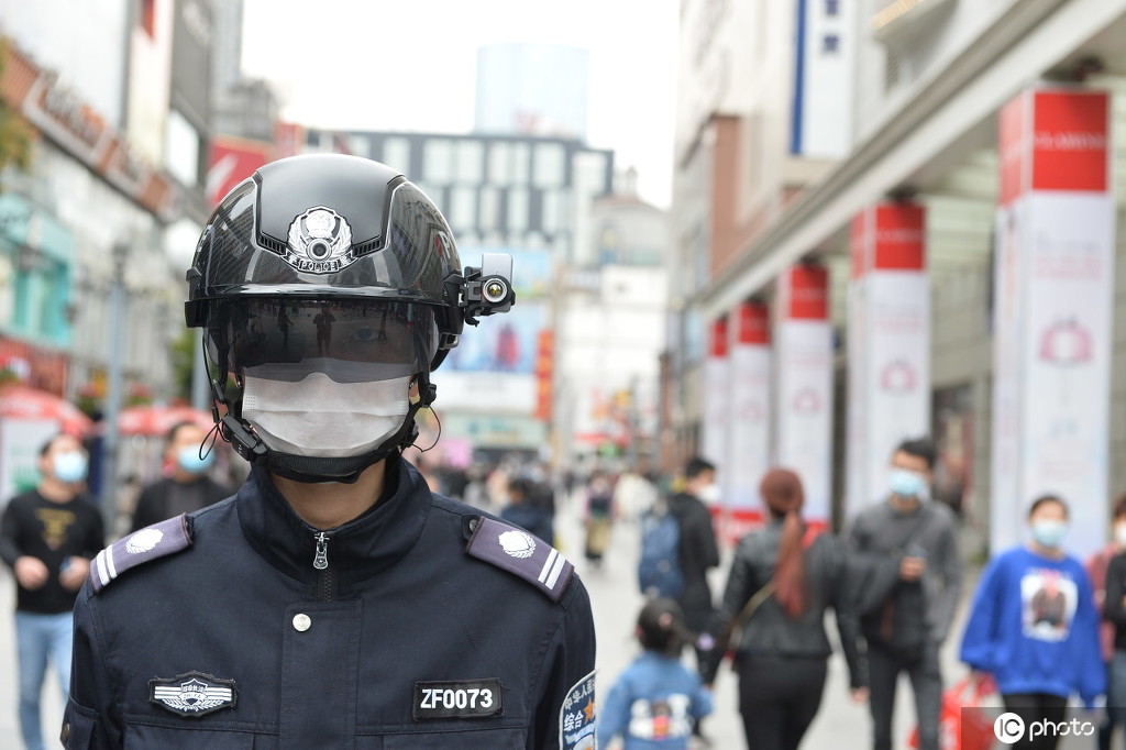 成都春熙路城管配备智能头盔,每分钟可测百人体温