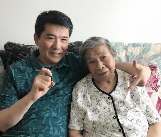 曾花60万克隆死去爱犬妻子重病他不离不弃今63岁膝下却无儿女