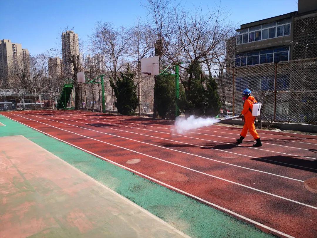 大连市第四十七中学全面清洁校园环境