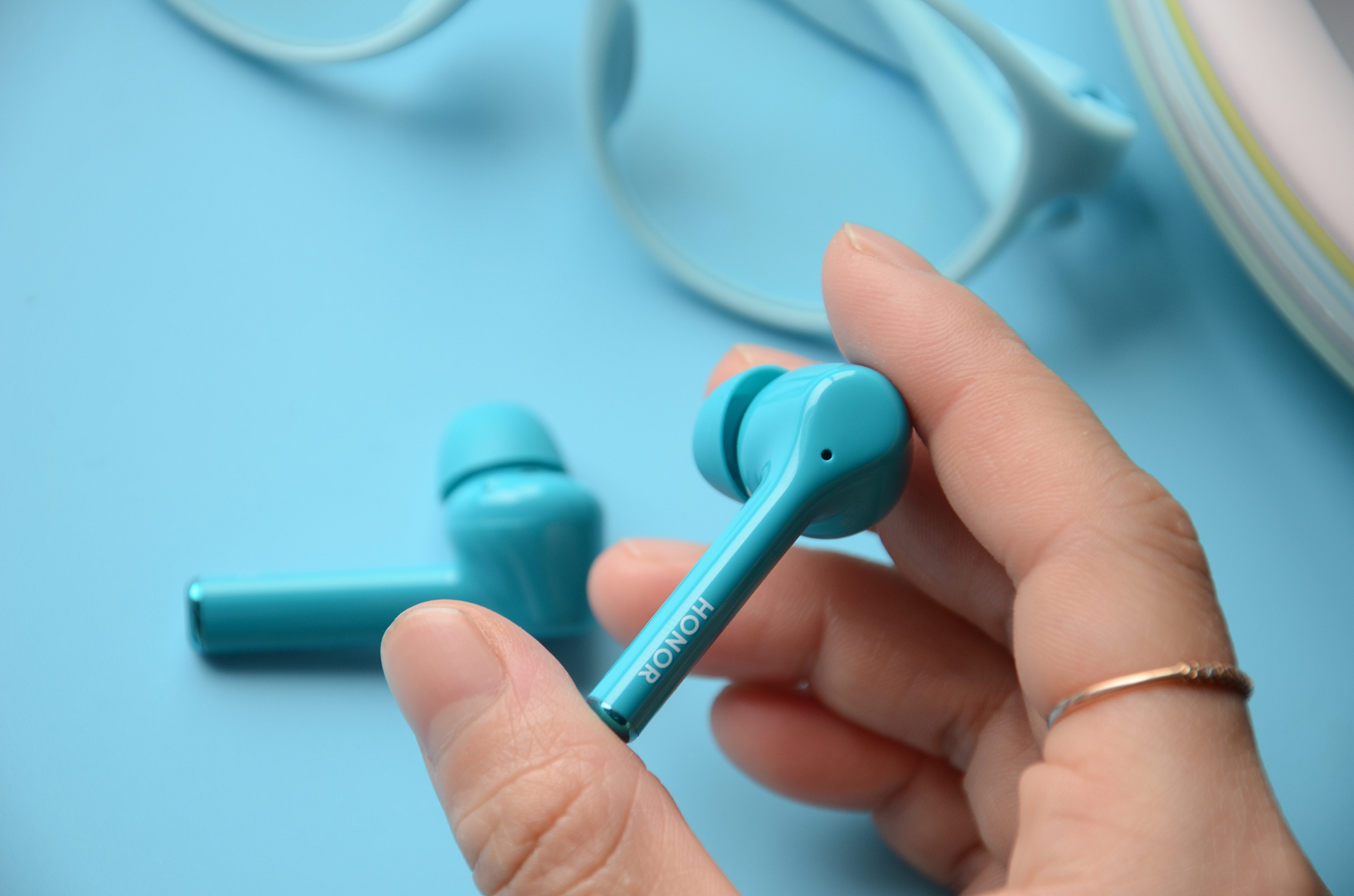 荣耀flypods3评测双重主动降噪设计给你一个安静的听歌环境