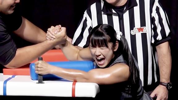 国外金刚芭比与壮汉扳手腕结果有点搞笑镜头记下全过程