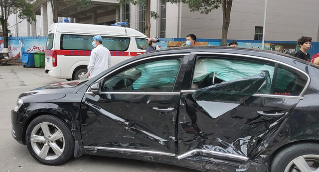 阳江市阳东区突发车祸,车门被撞到报废!