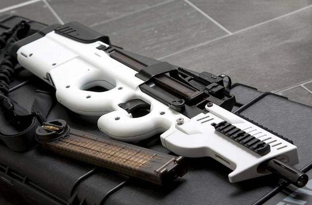 fn ps90半自动卡宾枪:作为一把轻型步枪,该枪械具有高机动性,高射速