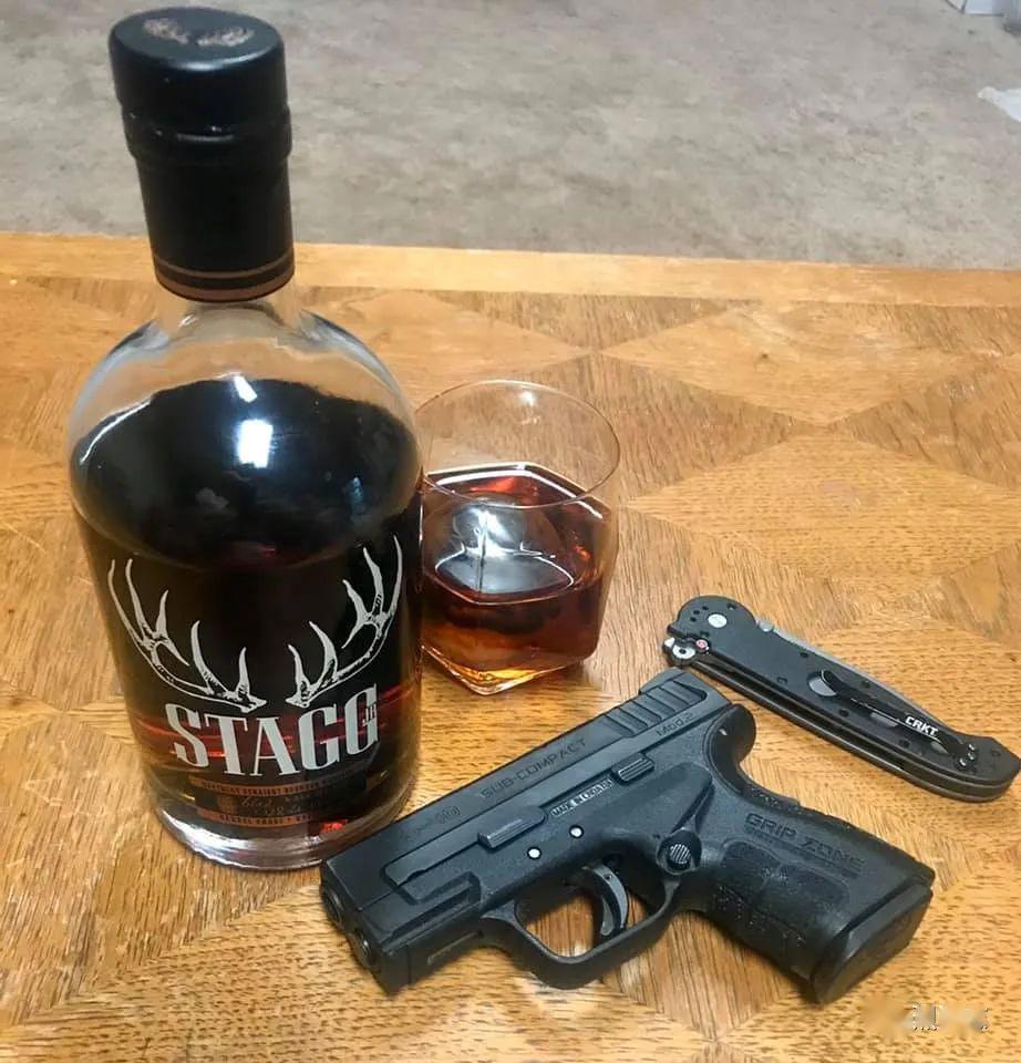 囤枪不囤酒人生路白走居家隔离的美国人民就是这么硬核