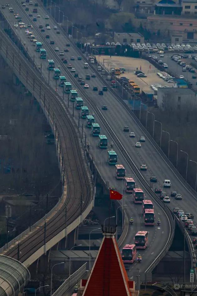 摄影:王宏伟 椒金山山顶俯瞰东快路摄影:傅铁 大连湾人们高喊"欢迎