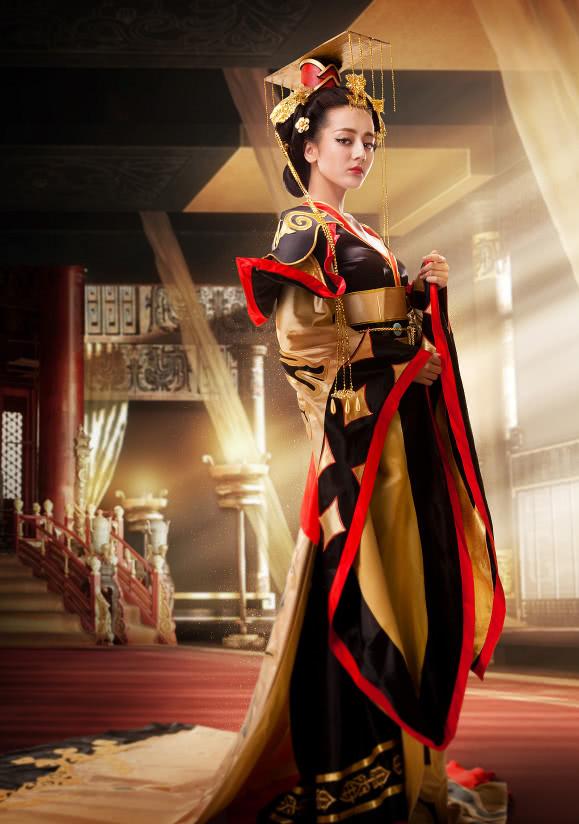 迪丽热巴最新女帝造型曝光红唇冷眸霸气扮武则天