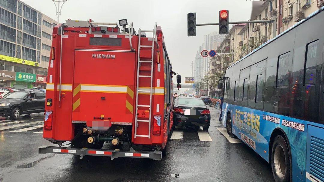 强行加塞消防车是种什么体验,这位司机告诉你.