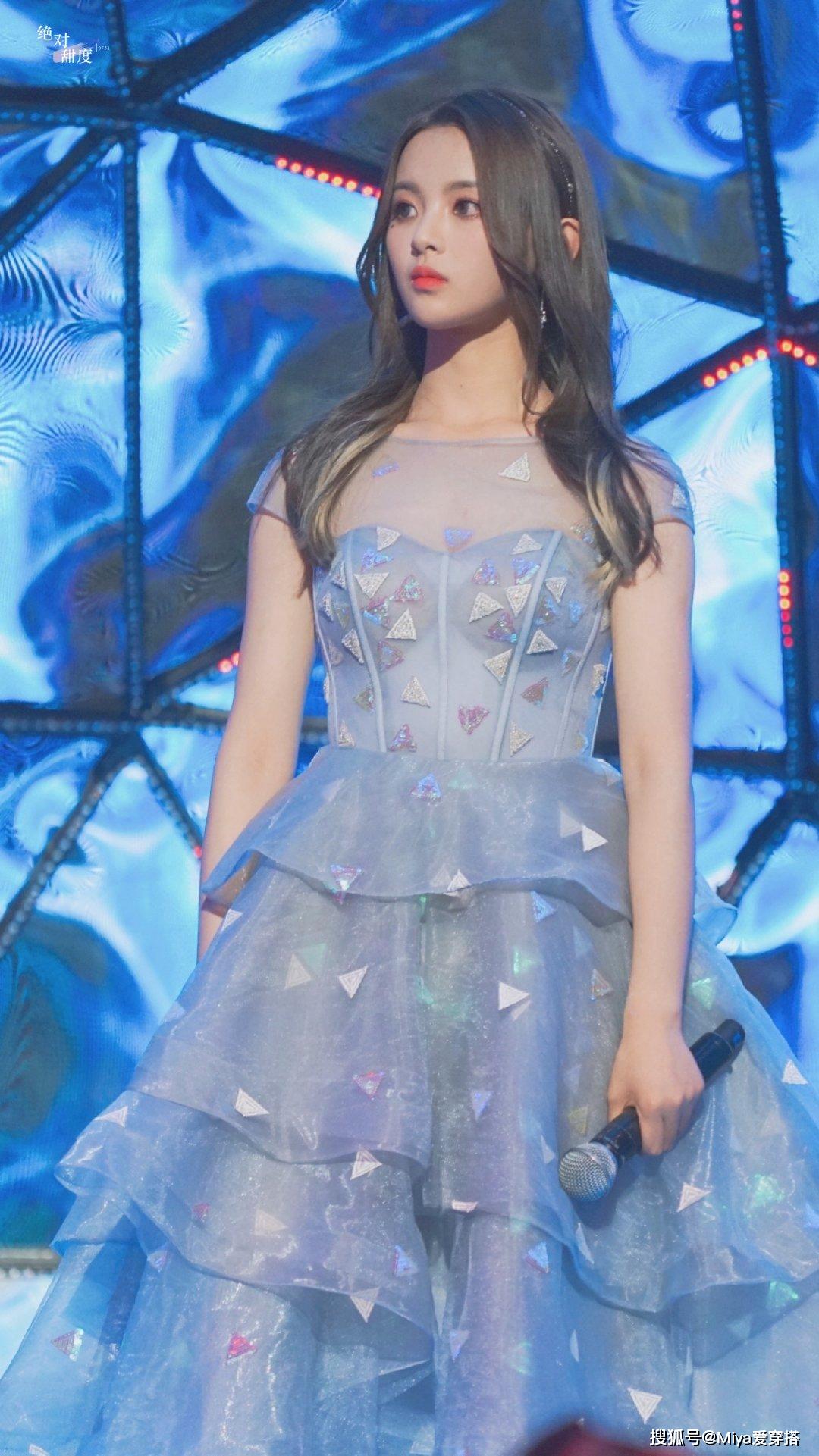 杨超越穿的好简单啊!复古衬衫配超短裤,这双美腿不输杨幂