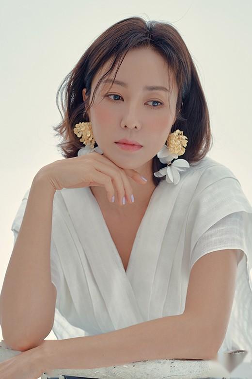 韩国女艺人赵美玲最新杂志写真曝光