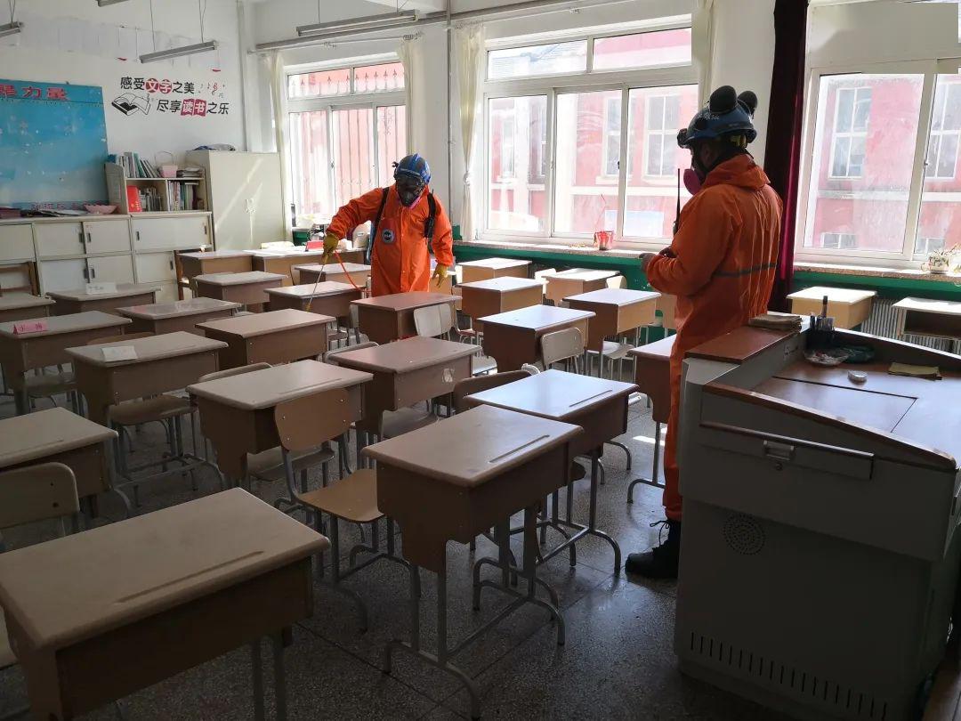 大连市第四十七中学全面清洁校园环境