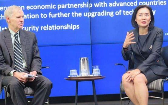 如今的林夏如并没有像让人们想象的那样,还在投行圈,她现在已经成为了