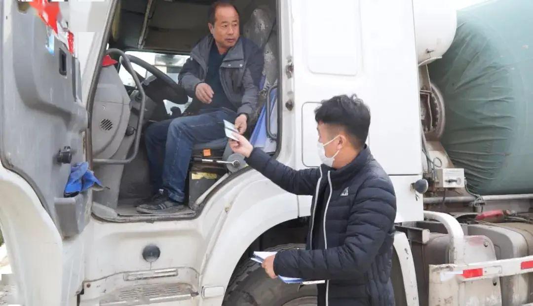 分局动态丨市生态环境局荣成分局加强柴油货车检查严查尾气超标