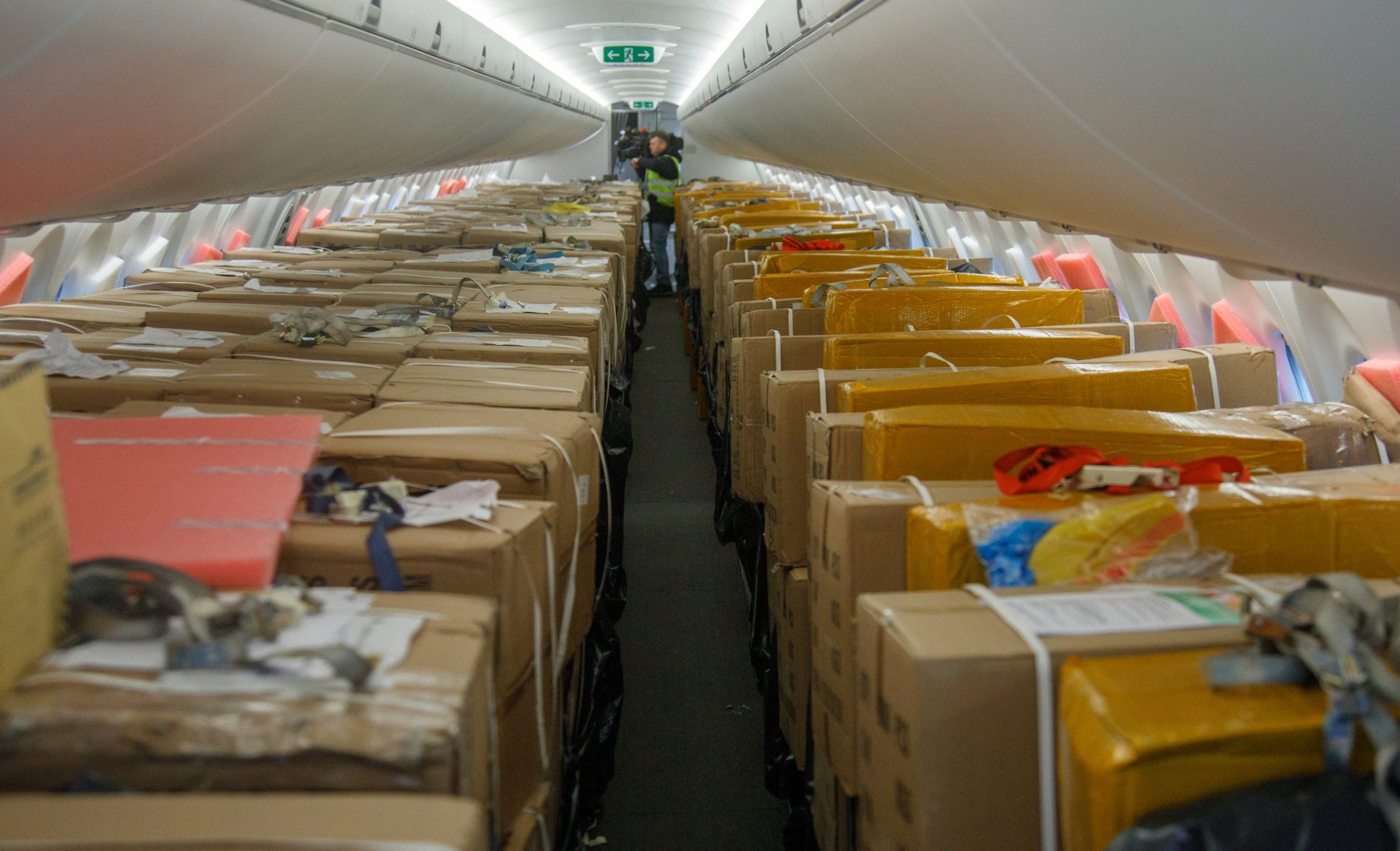 这次航班机组包括三名飞行员和两名技术人员,货物使用客舱和机腹货舱