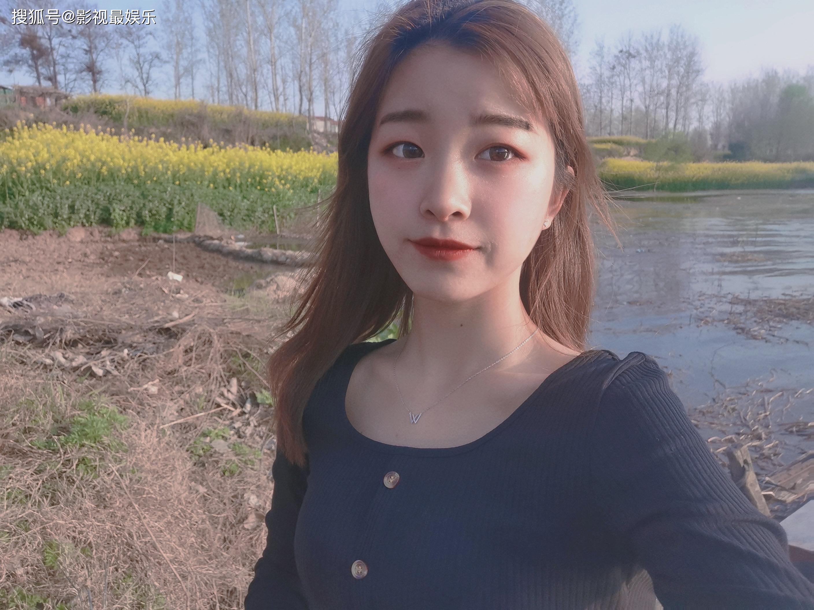 河南95后美女大学生清纯自拍照实在太美